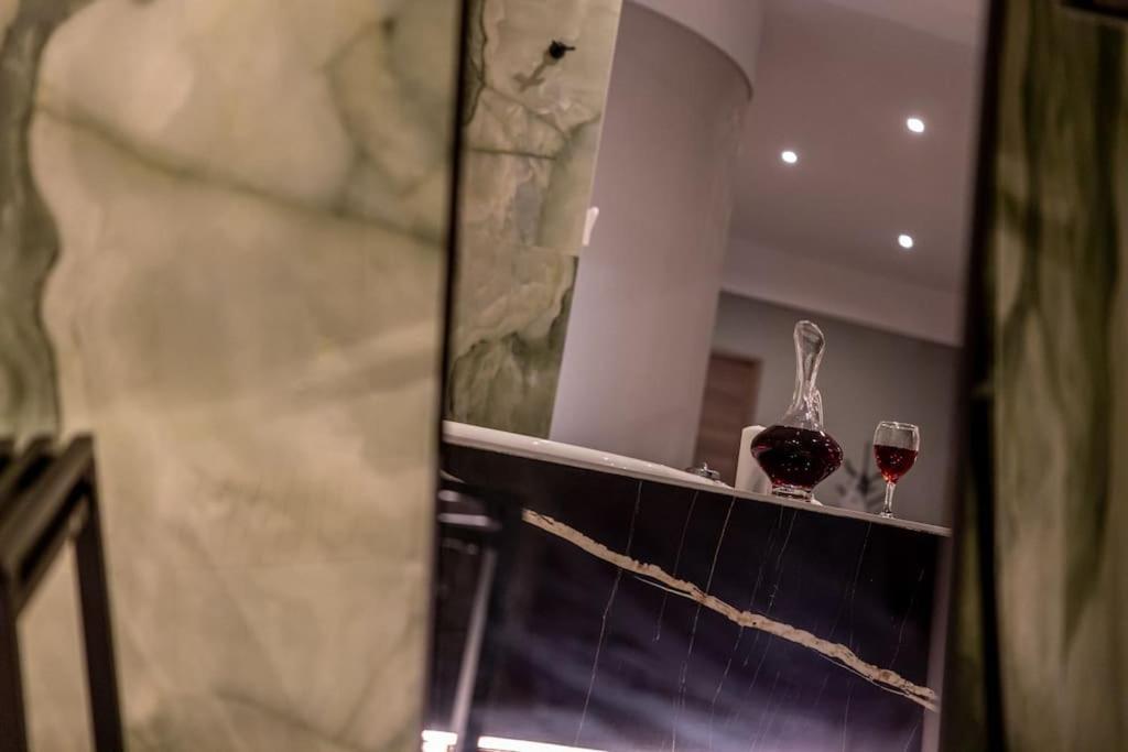 Smaragdi Luxury Jacuzzi Apartment Noho Premium Living Atenas Exterior foto