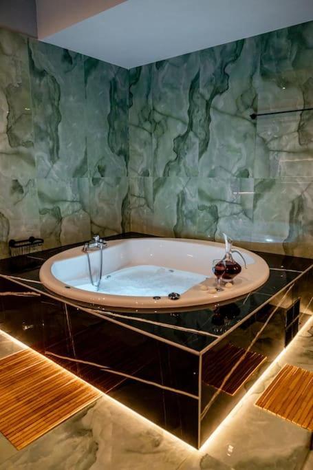 Smaragdi Luxury Jacuzzi Apartment Noho Premium Living Atenas Exterior foto