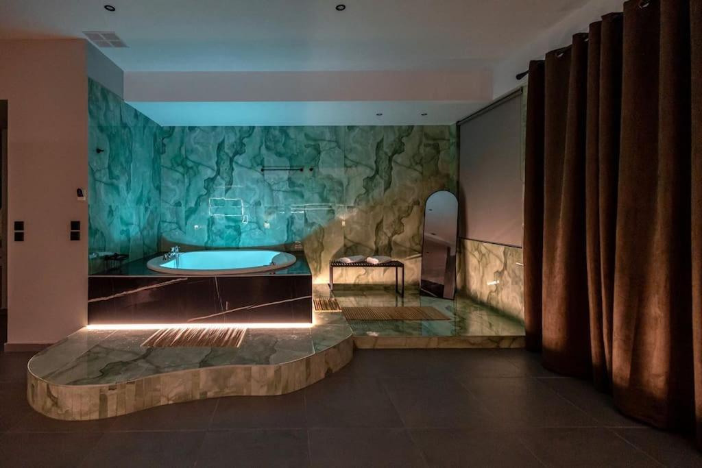 Smaragdi Luxury Jacuzzi Apartment Noho Premium Living Atenas Exterior foto